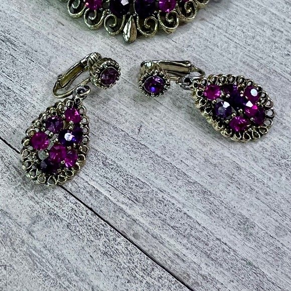 Vintage Style Fuchsia Purple Rhinestone Brooch and Clip On Earring Set Gold Tone - Picture 4 of 9